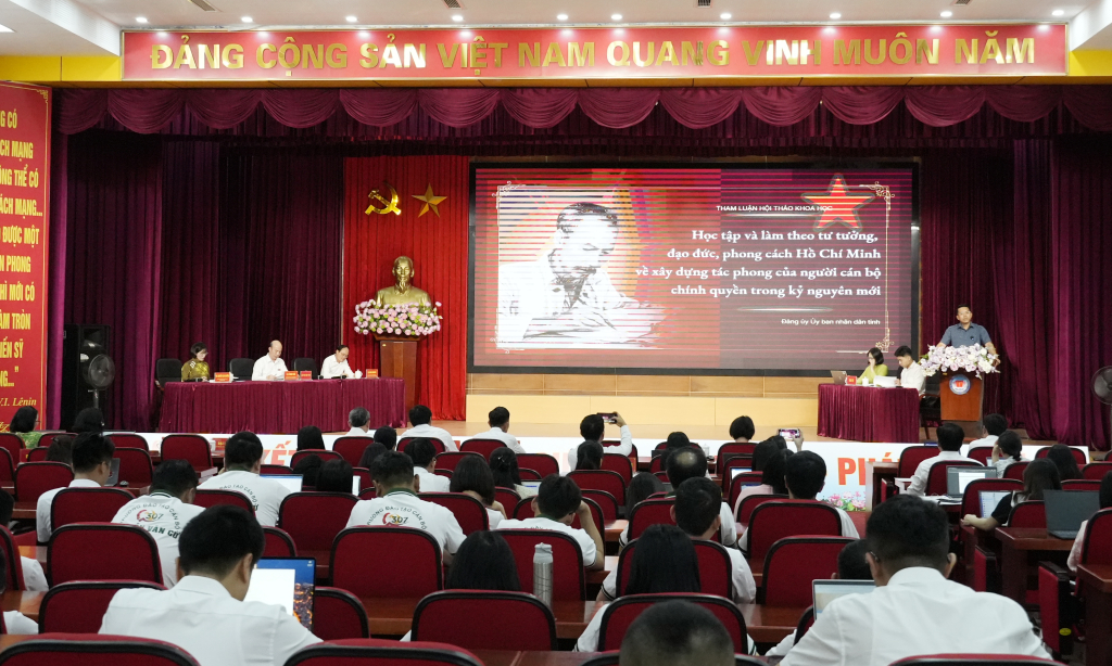 ThS. Vũ Ngọc Tuấn, Phó Bí thư Đảng ủy Ủy ban Nhân dân tỉnh Quảng Ninh, trình bày Tham luận “Học tập và làm theo tư tưởng, đạo đức, phong cách Hồ Chí Minh về xây dựng tác phong của người cán bộ chính quyền trong kỷ nguyên mới” ThS. Vũ Ngọc Tuấn, Phó Bí thư Đảng ủy Ủy ban Nhân dân tỉnh Quảng Ninh, trình bày Tham luận “Học tập và làm theo tư tưởng, đạo đức, phong cách Hồ Chí Minh về xây dựng tác phong của người cán bộ chính quyền trong kỷ nguyên mới”