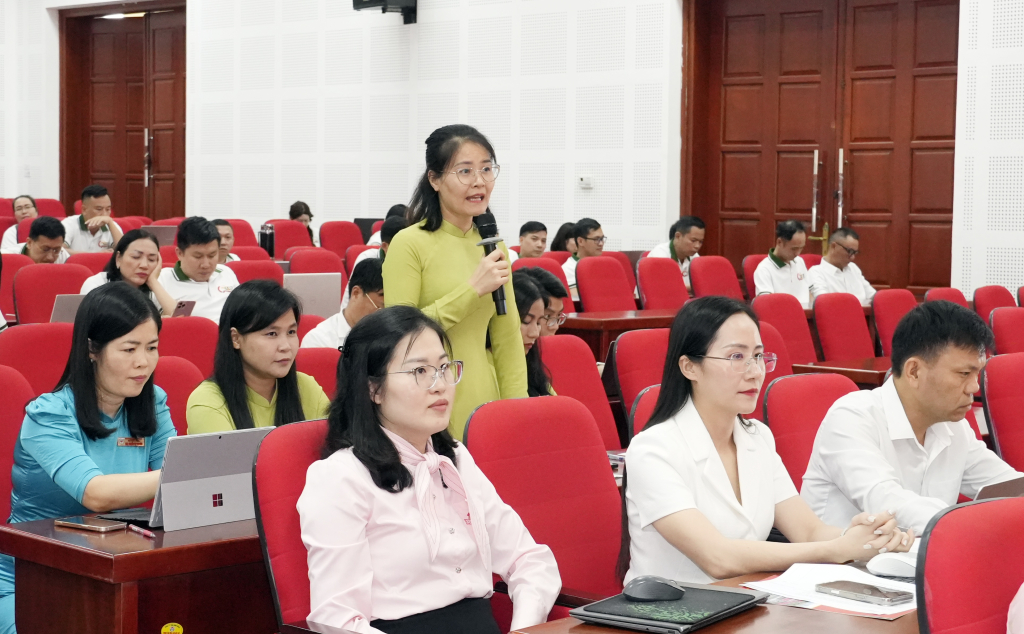Các đại biểu thảo luận tại hội thảo Các đại biểu thảo luận tại hội thảo