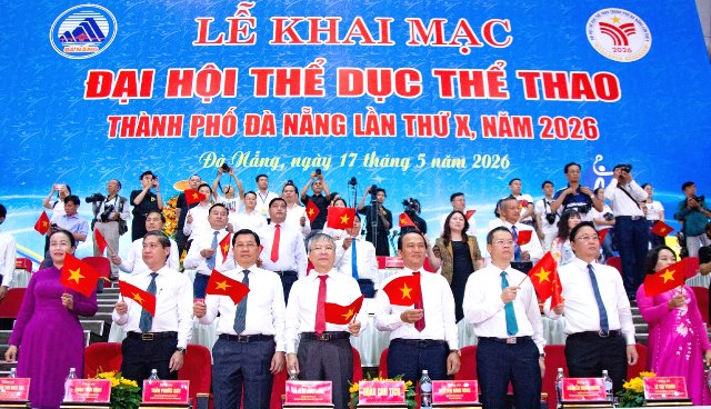 L&atilde;nh đạo TP. Đ&agrave; Nẵng tặng cờ lưu niệm v&agrave; hoa cho c&aacute;c đơn vị.