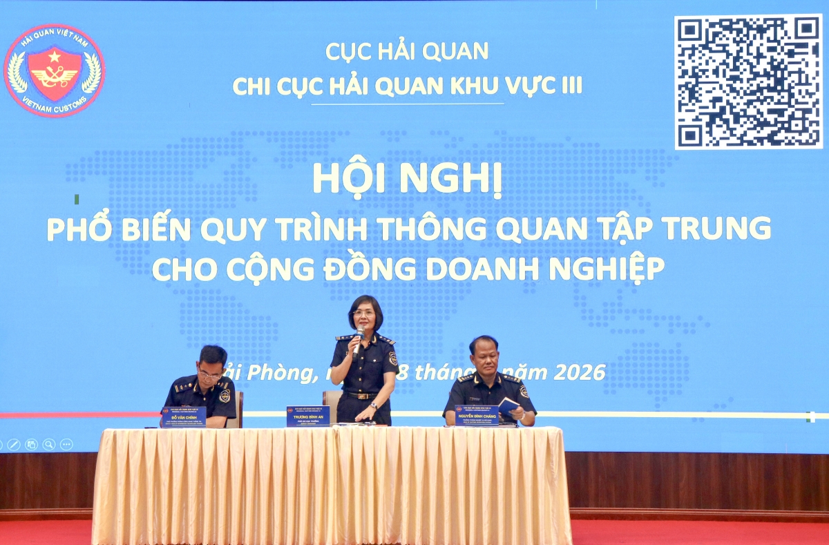 Đại diện Chi cục Hải quan khu vực III giải đáp vướng mắc của doanh nghiệp tại hội nghị. Ảnh: TB Đại diện Chi cục Hải quan khu vực III giải đáp vướng mắc của doanh nghiệp tại hội nghị. Ảnh: TB