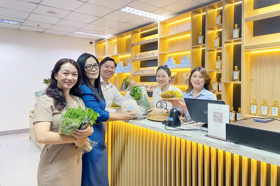 Kh&aacute;ch h&agrave;ng tham quan, mua sắm tại khu trưng b&agrave;y giới thiệu sản phẩm của Trung t&acirc;m Đổi mới s&aacute;ng tạo v&agrave; Chuyển đổi số tỉnh