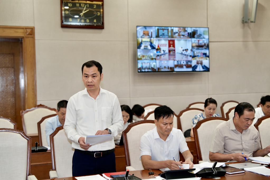 L&atilde;nh đạo Sở T&agrave;i ch&iacute;nh Quảng Ninh b&aacute;o c&aacute;o tại cuộc họp
