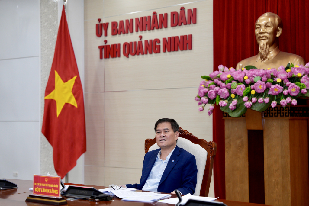 &Ocirc;ng B&ugrave;i Văn Khắng, Ph&oacute; B&iacute; thư Tỉnh ủy, Chủ tịch UBND tỉnh Quảng Ninh, chủ tr&igrave; họp