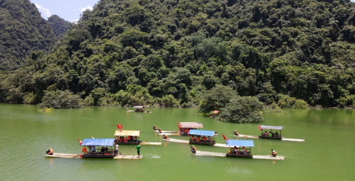 đối với c&aacute;c hoạt động vui chơi, giải tr&iacute; dưới nước như ch&egrave;o b&egrave;, ch&egrave;o thuyền, tham quan hồ, đập v&agrave; c&aacute;c hoạt động tương tự, ng&agrave;nh x&acirc;y dựng phối hợp tăng cường quản l&yacute;, kiểm tra c&aacute;c điều kiện an to&agrave;n đối với phương tiện, hệ thống th&ocirc;ng tin li&ecirc;n lạc, cảnh b&aacute;o, cứu hộ, cứu nạn v&agrave; c&aacute;c điều kiện kỹ thuật li&ecirc;n quan theo quy định.