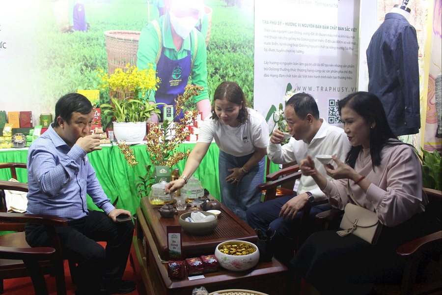 L&atilde;nh đạo tỉnh L&acirc;m Đồng thưởng l&atilde;m tr&agrave; trong kh&ocirc;ng gian Ng&agrave;y văn h&oacute;a L&acirc;m Đồng tại H&agrave; Nội (th&aacute;ng 5/2025)