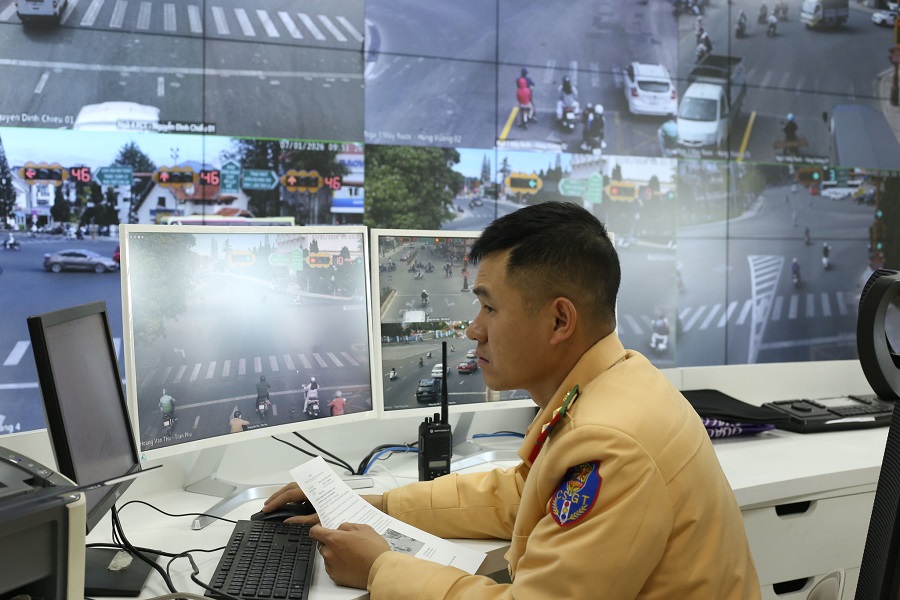 Lực lượng Cảnh s&aacute;t giao th&ocirc;ng kiểm tra th&ocirc;ng tin về c&aacute;c trường hợp vi phạm được hệ thống camera giao th&ocirc;ng ghi nhận. Ảnh: Nguyễn Lu&acirc;n