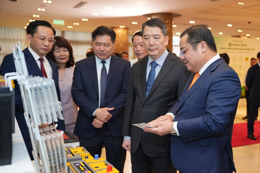Thứ trưởng Bộ T&agrave;i ch&iacute;nh Cao Anh Tuấn v&agrave; l&atilde;nh đạo Tập đo&agrave;n Ho&aacute; chất Việt Nam tham quan triển l&atilde;m c&aacute;c sản phẩm của c&aacute;c đơn vị th&agrave;nh vi&ecirc;n thuộc Tập đo&agrave;n Ho&aacute; chất Việt Nam