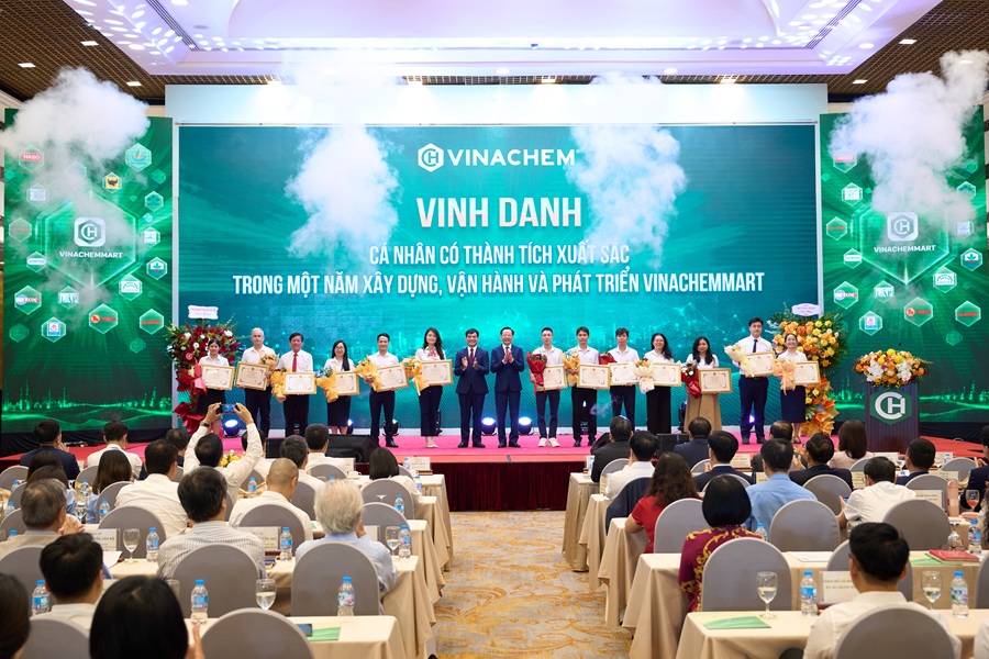 Tập đo&agrave;n H&oacute;a chất Việt Nam cũng tổ chức biểu dương, khen thưởng c&aacute;c tập thể c&oacute; th&agrave;nh t&iacute;ch ti&ecirc;u biểu trong qu&aacute; tr&igrave;nh x&acirc;y dựng v&agrave; vận h&agrave;nh VinachemMart