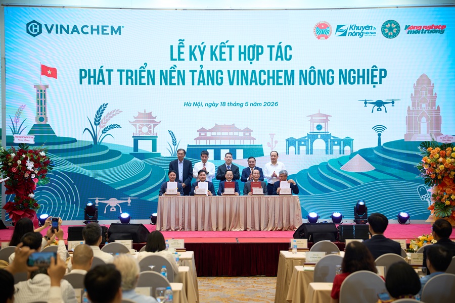 Thứ trưởng Bộ T&agrave;i Ch&iacute;nh Cao Anh Tuấn v&agrave; Chủ tịch Hội đồng th&agrave;nh vi&ecirc;n Tập đo&agrave;n Ho&aacute; chất Việt Nam Ph&ugrave;ng Quang Hiệp chứng kiến lễ k&yacute; kết hợp t&aacute;c ph&aacute;t triển nền tảng Vinachem N&ocirc;ng nghiệp