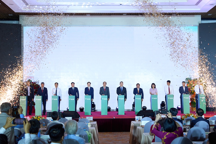 C&aacute;c đại biểu thực hiện nghi thức bấm n&uacute;t khởi động nền tảng Vinachem N&ocirc;ng nghiệp với địa chỉ web: &ldquo;http://vinachemnongnghiep.com.vn&rdquo;