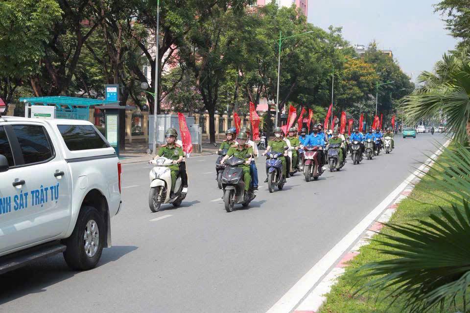 Lực lượng đo&agrave;n vi&ecirc;n thanh ni&ecirc;n, c&aacute;n bộ C&ocirc;ng an tham gia diễu h&agrave;nh tuy&ecirc;n truyền hưởng ứng &ldquo;Chiến dịch M&ugrave;a h&egrave; số c&ugrave;ng VNeID&rdquo; tr&ecirc;n địa b&agrave;n H&agrave; Nội.