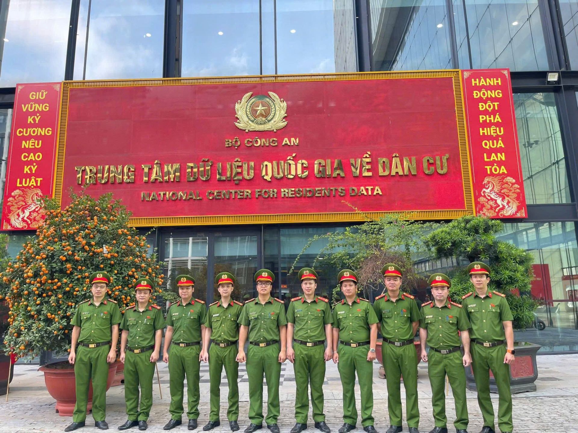 Hà Nội: Công an phường Nghĩa Đô đồng hành cùng người dân trong chuyển đổi số