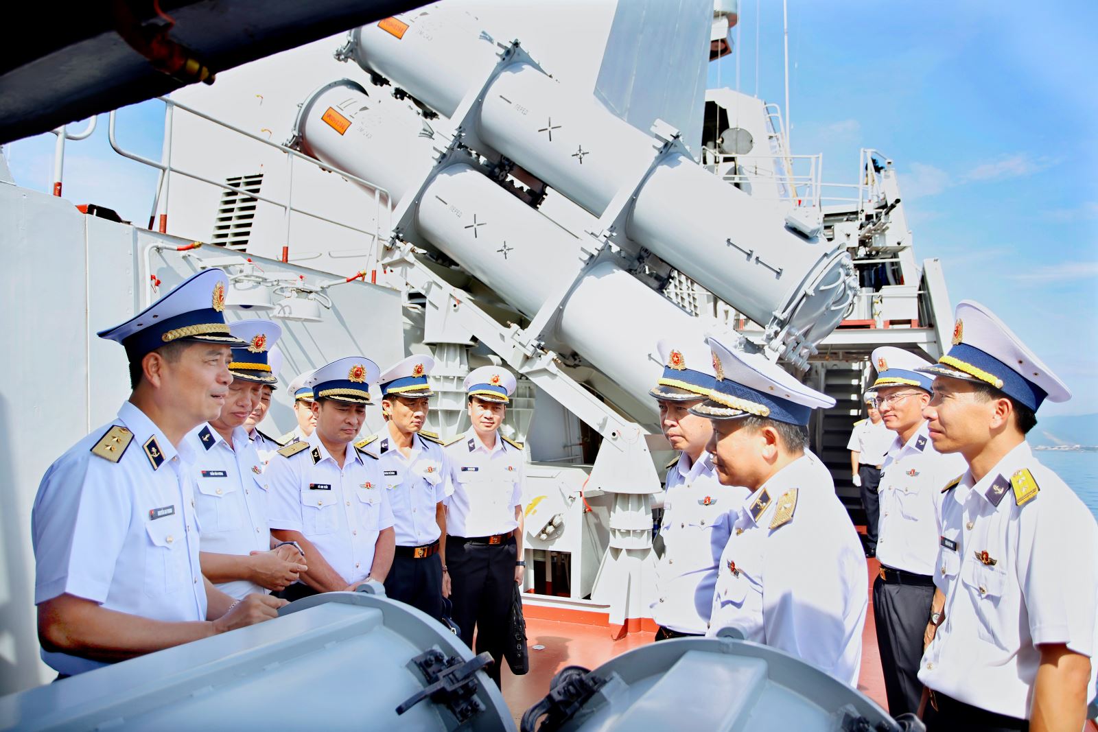Ph&oacute; Đ&ocirc; đốc Nguyễn An Phong, B&iacute; thư Đảng ủy, Ch&iacute;nh ủy Hải qu&acirc;n (người đứng h&agrave;ng đầu b&ecirc;n tr&aacute;i ảnh) kiểm tra V&ugrave;ng 4 Hải qu&acirc;n.