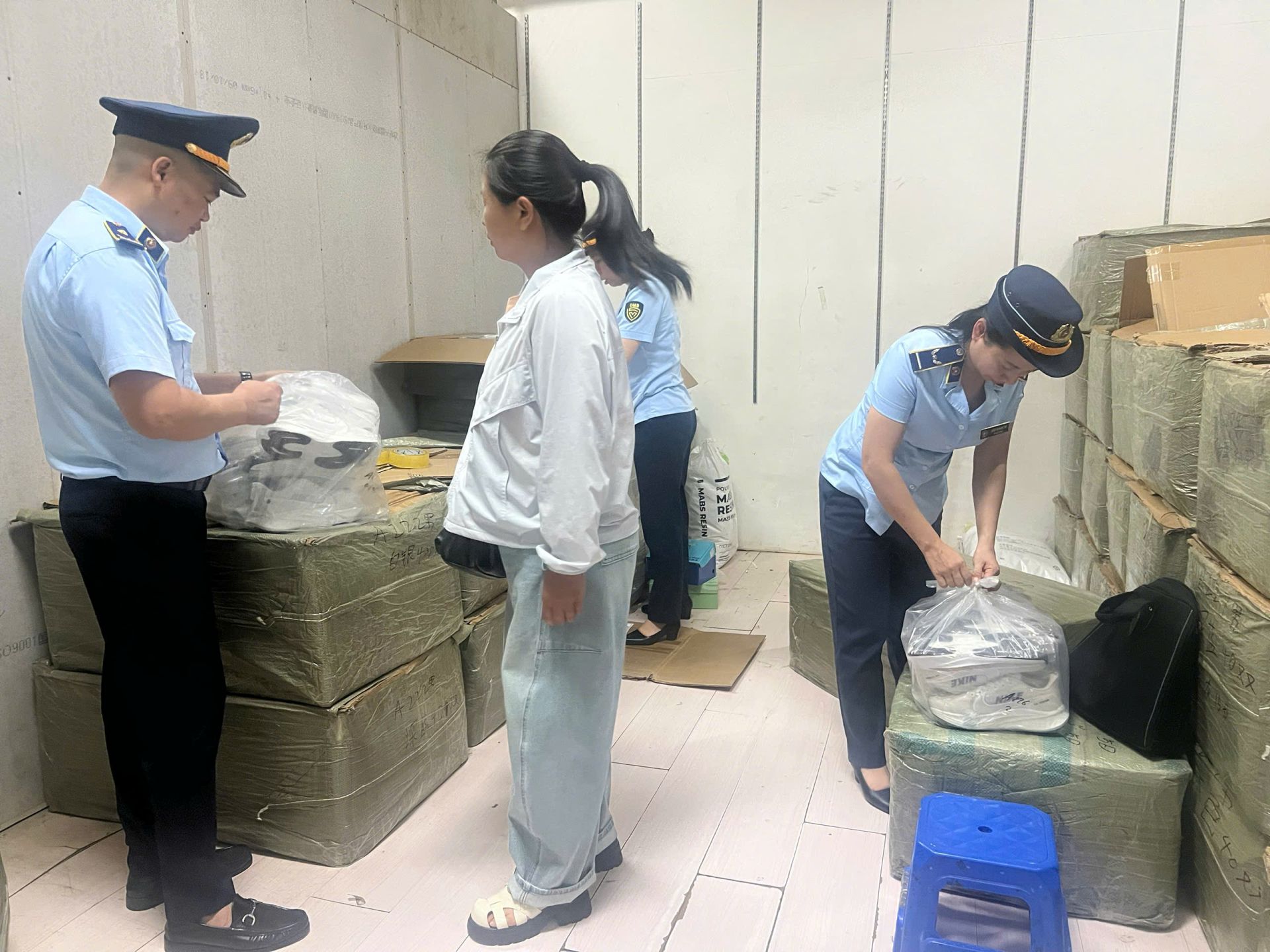 Đội QLTT số 1 khám kho hàng tại Chợ Trung tâm, phường Móng Cái 1, tỉnh Quảng Ninh Đội QLTT số 1 khám kho hàng tại Chợ Trung tâm, phường Móng Cái 1, tỉnh Quảng Ninh