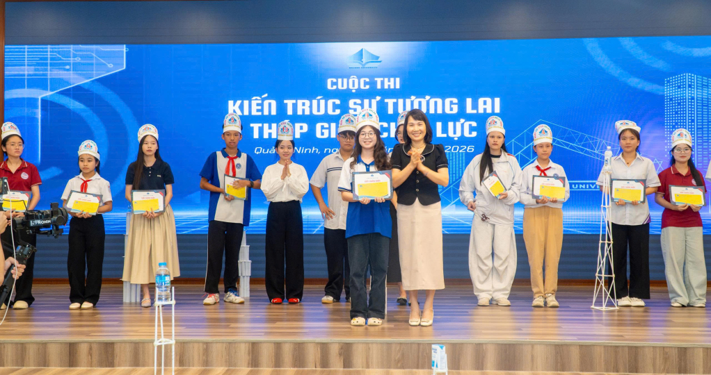 Giải Nhất Cuộc thi &ldquo;Kiến tr&uacute;c sư tương lai &ndash; Th&aacute;p giấy chịu lực&rdquo; được trao cho Đội thi đến từ ng&agrave;nh Sư phạm Khoa học Tự nhi&ecirc;n, Trường Đại học Hạ Long