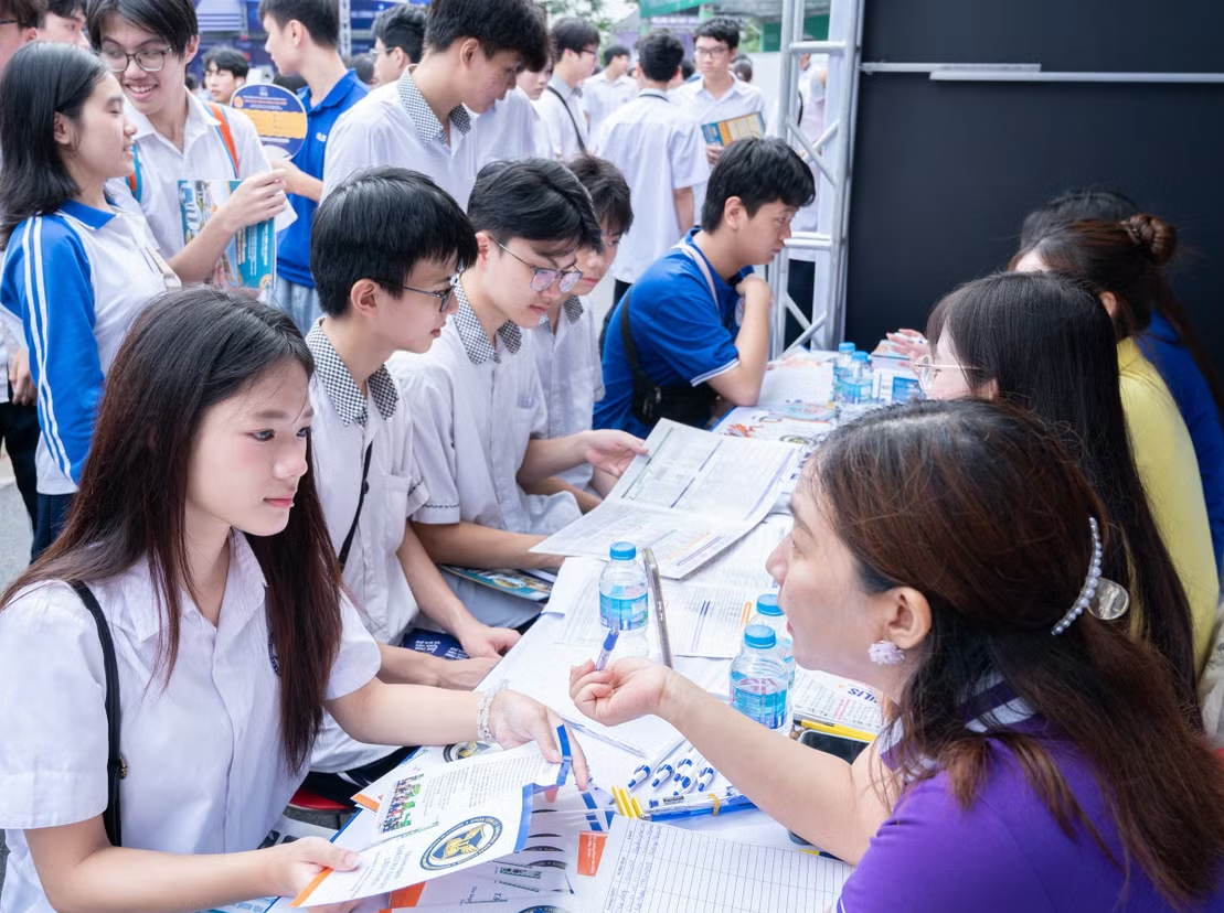 Kh&ocirc;ng kh&iacute; s&ocirc;i nổi tại gian tư vấn tuyển sinh của Trường Đại học Ngoại ngữ (ĐHQG H&agrave; Nội) tại Ng&agrave;y hội tuyển sinh khối c&aacute;c ng&agrave;nh Khoa học v&agrave; C&ocirc;ng nghệ lần thứ hai năm 2026.