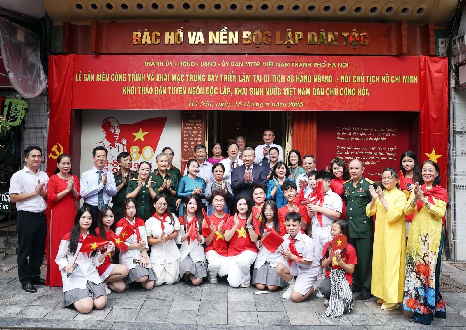 S&aacute;ng 31/8/2025, tại H&agrave; Nội, Tổng B&iacute; thư T&ocirc; L&acirc;m đến d&acirc;ng hương v&agrave; thăm nơi Chủ tịch Hồ Ch&iacute; Minh soạn thảo &ldquo;Tuy&ecirc;n ng&ocirc;n Độc lập&rdquo; tại Di t&iacute;ch Nh&agrave; số 48 H&agrave;ng Ngang. Ảnh: Thống Nhất/TTXVN