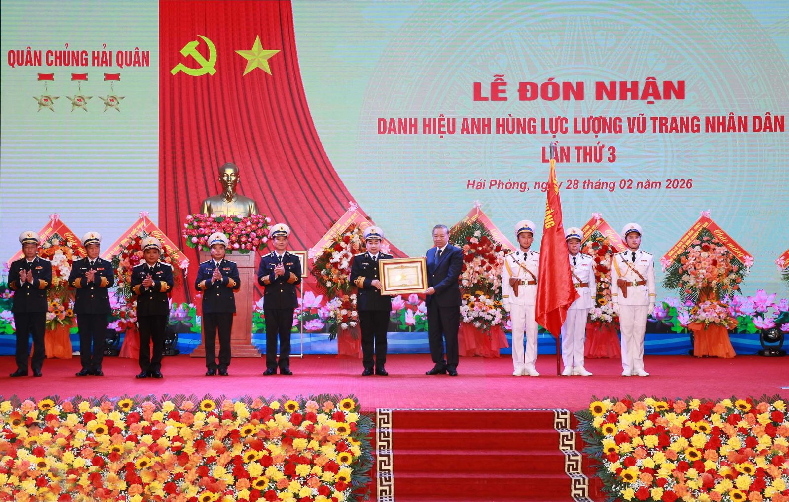 Tổng B&iacute; thư, Chủ tịch nước T&ocirc; L&acirc;m trao Danh hiệu Anh h&ugrave;ng Lực lượng vũ trang nh&acirc;n d&acirc;n lần thứ 3 tặng Qu&acirc;n chủng Hải qu&acirc;n.