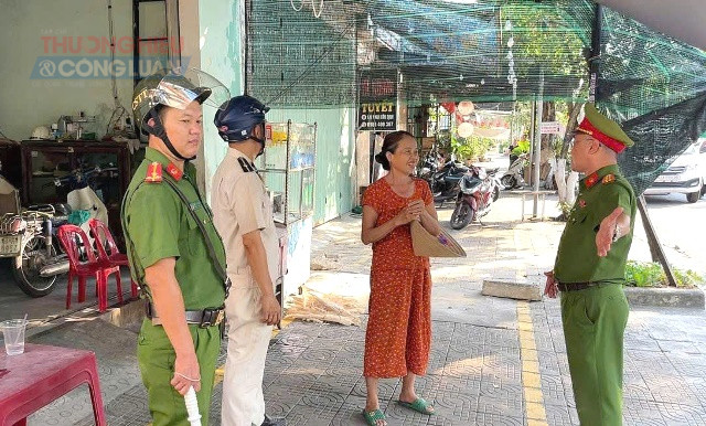 Vận động người d&acirc;n tự gi&aacute;c th&aacute;o dỡ hơn 157 m&aacute;i che, bạt che kh&ocirc;ng đ&uacute;ng quy định.