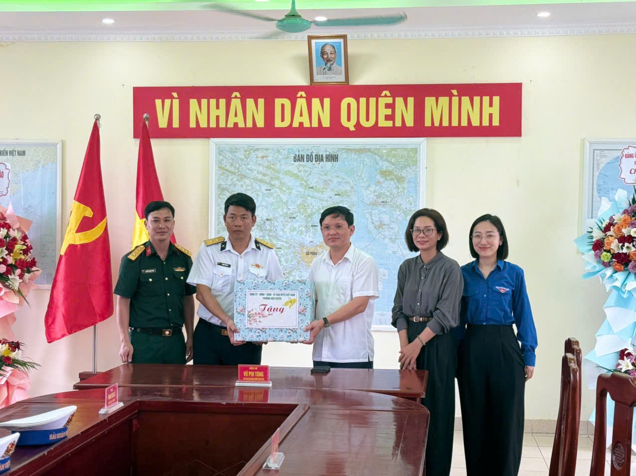 Hải Phòng: Tổ chức thăm, tặng quà và động viên thanh niên địa phương tham gia huấn luyện tân binh