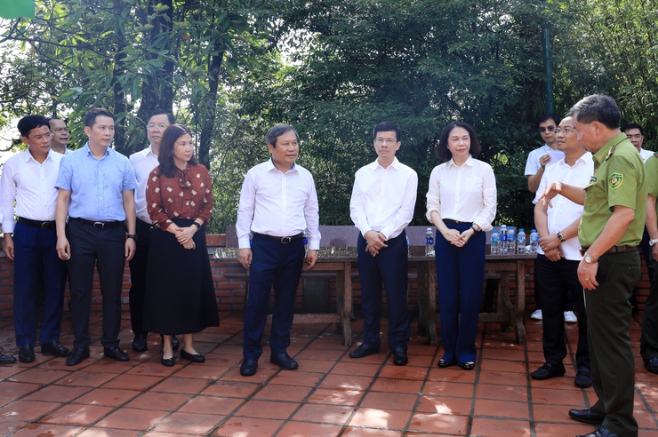 Lãnh đạo thành phố Hà Nội và các sở, ngành nghe báo cáo hiện trạng quản lý, công tác bảo vệ rừng và phương án tiếp nhận Vườn Quốc gia Ba Vì về thành phố quản lý trong thời gian tới. Lãnh đạo thành phố Hà Nội và các sở, ngành nghe báo cáo hiện trạng quản lý, công tác bảo vệ rừng và phương án tiếp nhận Vườn Quốc gia Ba Vì về thành phố quản lý trong thời gian tới.