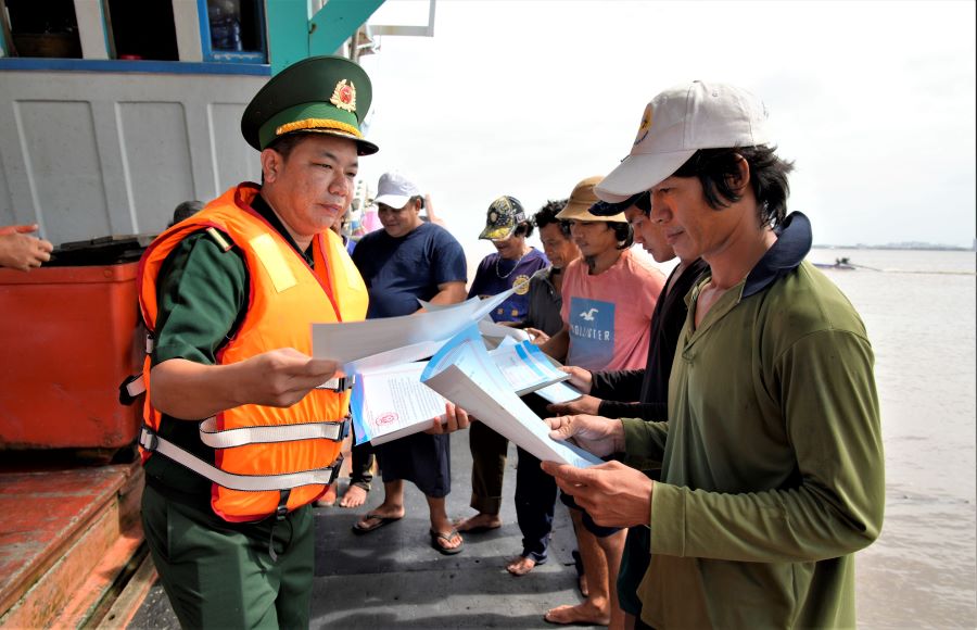 C&aacute;n bộ đồn Bi&ecirc;n ph&ograve;ng T&acirc;y Y&ecirc;n, Ban chỉ huy Bộ đội Bi&ecirc;n ph&ograve;ng tỉnh An Giang ph&aacute;t tờ rơi, tuy&ecirc;n truyền chống khai th&aacute;c IUU cho ngư d&acirc;n.