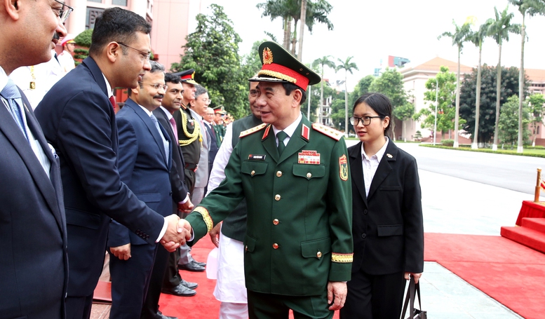 Bộ trưởng Bộ Quốc ph&ograve;ng Ấn Độ Rajnath Singh giới thiệu th&agrave;nh vi&ecirc;n đo&agrave;n Ấn Độ với Đại tướng Phan Văn Giang - Ảnh: VGP/Nguyễn Ho&agrave;ng