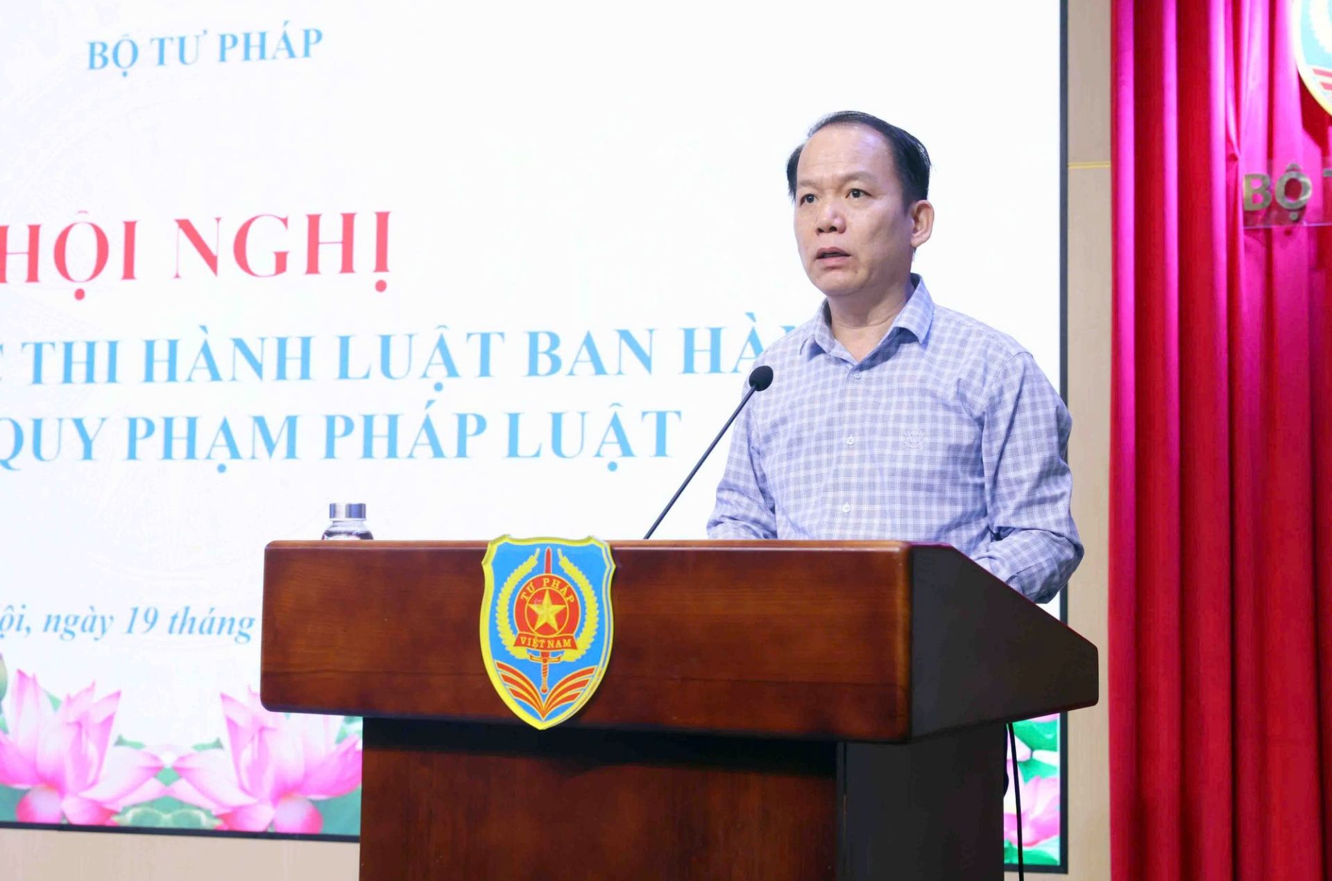 Bộ trưởng Bộ Tư ph&aacute;p Ho&agrave;ng Thanh T&ugrave;ng ph&aacute;t biểu khai mạc Hội nghị. Ảnh: VGP/DA