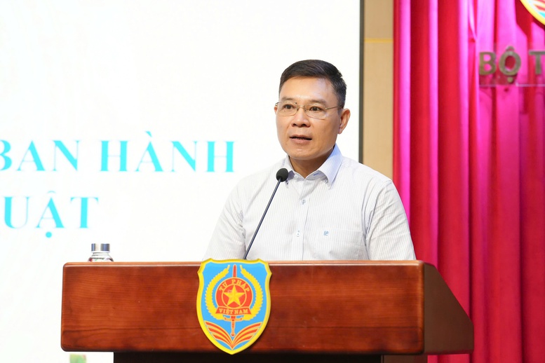 Vụ trưởng Vụ C&ocirc;ng t&aacute;c x&acirc;y dựng VBQPPL Nguyễn Quốc Ho&agrave;n b&aacute;o c&aacute;o tại Hội nghị. Ảnh: VGP/DA