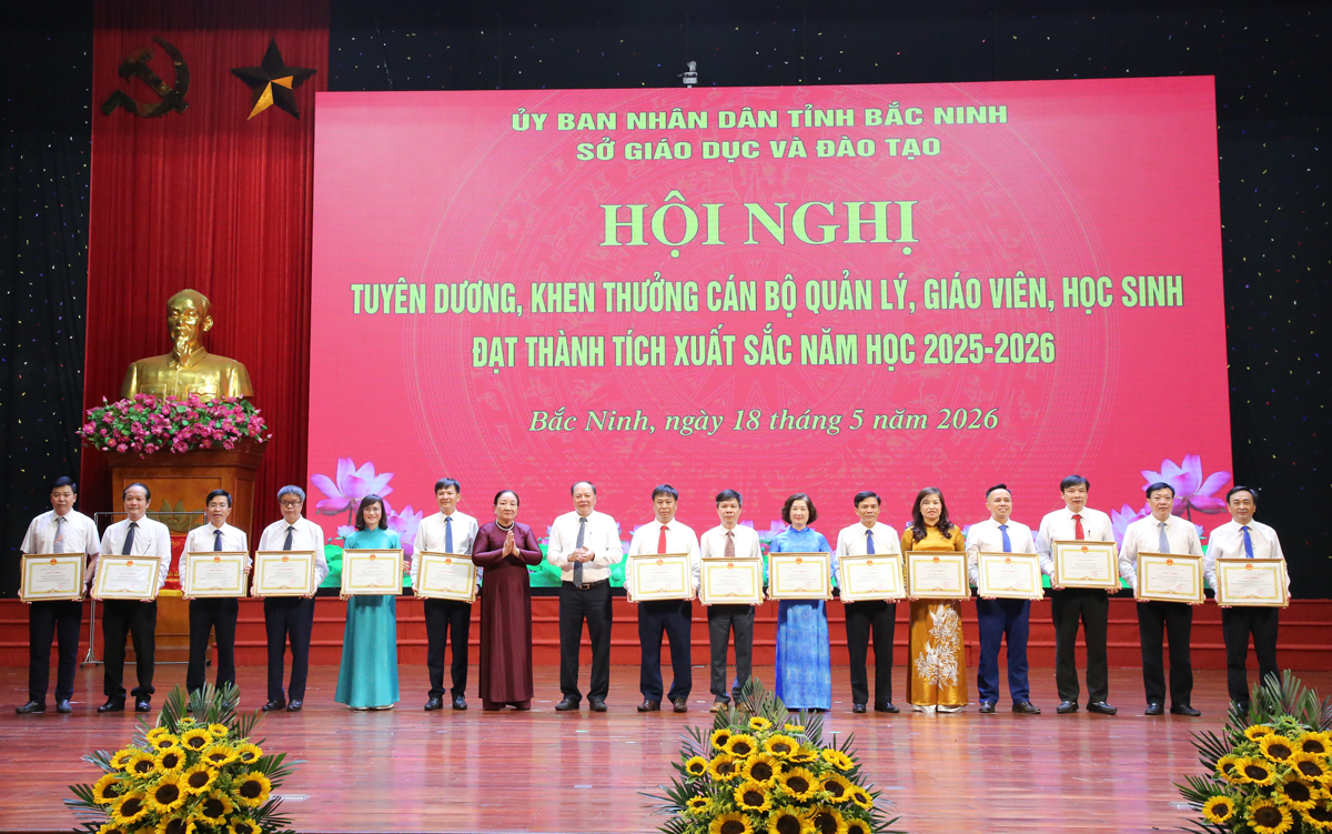 Giám đốc Sở GD&ĐT Tạ Việt Hùng và lãnh đạo Hội Khuyến học tỉnh trao Giấy khen cho các tập thể có thành tích tiêu biểu trong công tác bồi dưỡng học sinh giỏi văn hóa và nghiên cứu khoa học, kỹ thuật năm học 2025 - 2026. Giám đốc Sở GD&ĐT Tạ Việt Hùng và lãnh đạo Hội Khuyến học tỉnh trao Giấy khen cho các tập thể có thành tích tiêu biểu trong công tác bồi dưỡng học sinh giỏi văn hóa và nghiên cứu khoa học, kỹ thuật năm học 2025 - 2026.