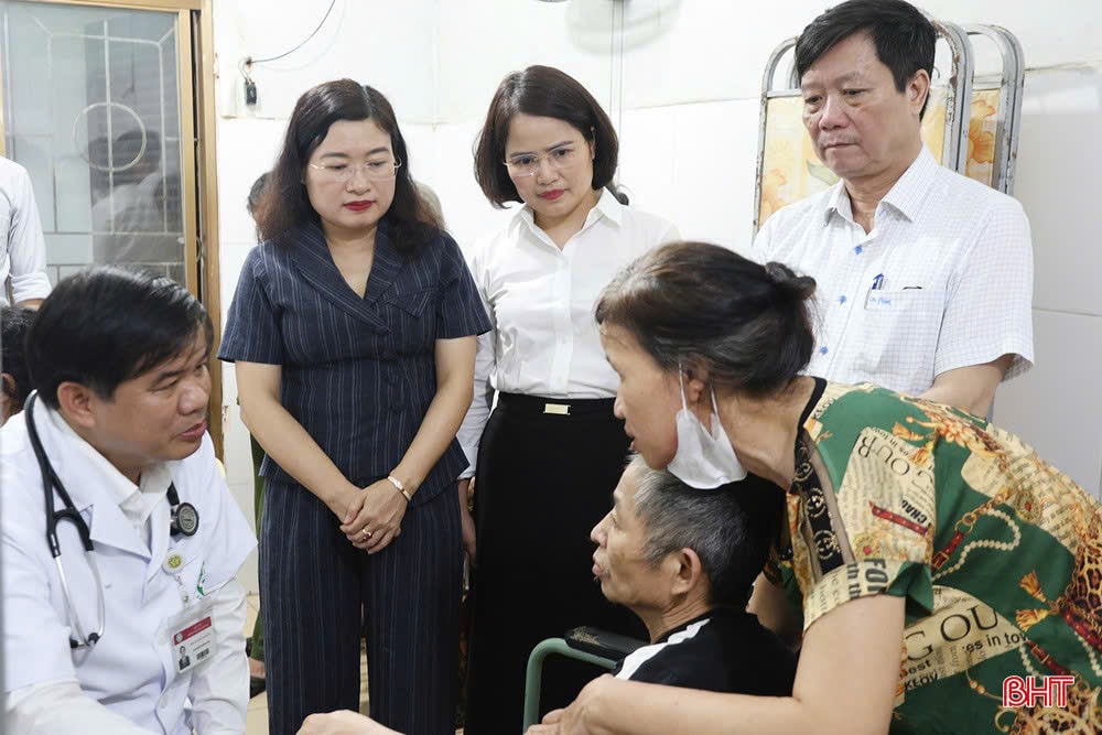 Người d&acirc;n được c&aacute;c y b&aacute;c sĩ Bệnh viện Bạch Mai kh&aacute;m sức khỏe, cấp ph&aacute;t thuốc miễn ph&iacute;.