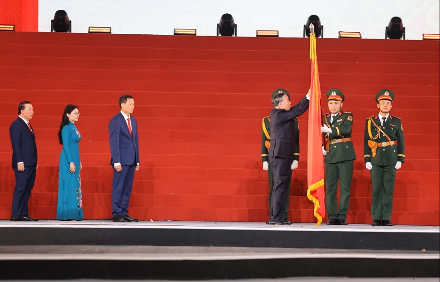 Tổng Bí thư, Chủ tịch nước Tô Lâm gắn Huân chương Lao động hạng Nhất lên lá cờ truyền thống của thành phố Đồng Nai. (Ảnh: THIÊN VƯƠNG) Tổng Bí thư, Chủ tịch nước Tô Lâm gắn Huân chương Lao động hạng Nhất lên lá cờ truyền thống của thành phố Đồng Nai. (Ảnh: THIÊN VƯƠNG)