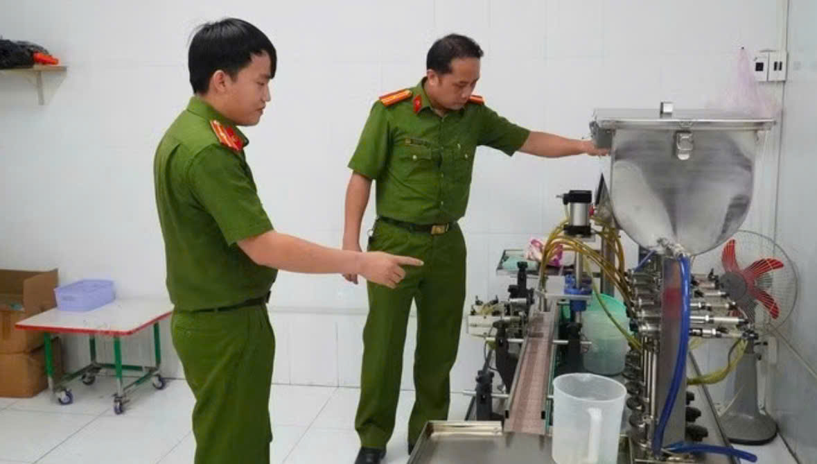 D&acirc;y chuyền sang chiết, đ&oacute;ng g&oacute;i dầu gi&oacute; giả tại cơ sở ở T&acirc;y Ninh. (Ảnh: C&ocirc;ng an T&acirc;y Ninh)