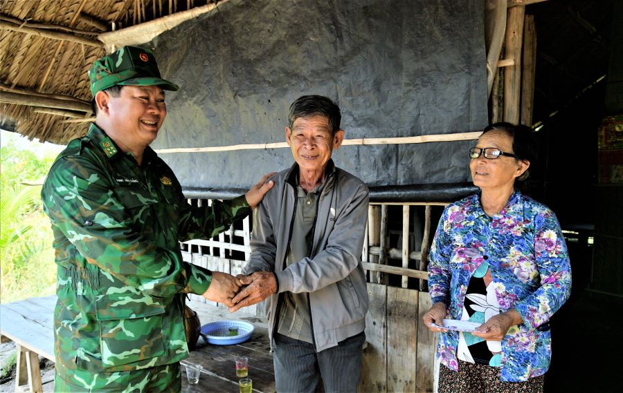 Đại t&aacute; Phạm Văn Thắng, Ph&oacute; Chỉ huy trưởng Bộ Chỉ huy Qu&acirc;n sự tỉnh, Chỉ huy trưởng Ban Chỉ huy Bộ đội Bi&ecirc;n ph&ograve;ng tỉnh An Giang trực tiếp xuống cơ sở gặp gỡ, lắng nghe t&acirc;m tư, nguyện vọng của người d&acirc;n, c&ugrave;ng chung tay x&acirc;y dựng &ldquo;thế trận l&ograve;ng d&acirc;n&rdquo; vững chắc nơi bi&ecirc;n giới.