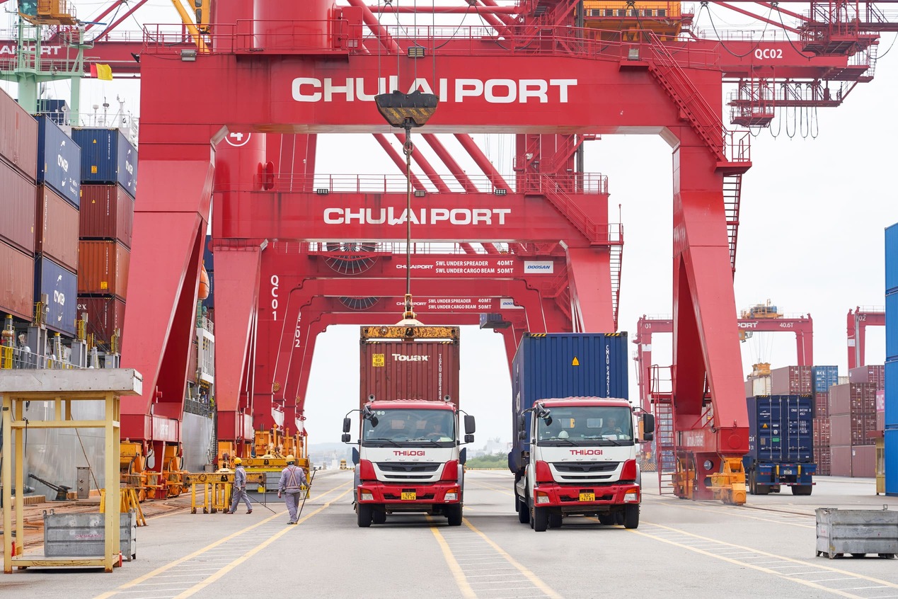 Nguồn điện năng lượng mặt trời được sử dụng trong c&aacute;c hoạt động xếp dỡ h&agrave;ng h&oacute;a, lưu kho, b&atilde;i tại cảng