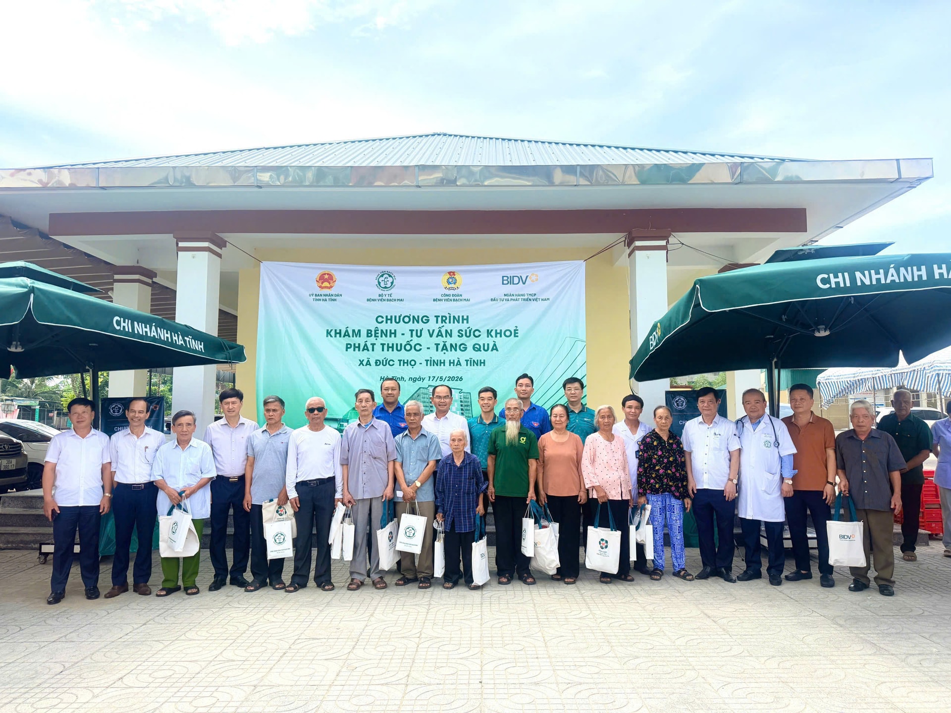 Đại diện C&ocirc;ng đo&agrave;n BIDV v&agrave; Đo&agrave;n Thanh ni&ecirc;n BIDV tham gia chương tr&igrave;nh