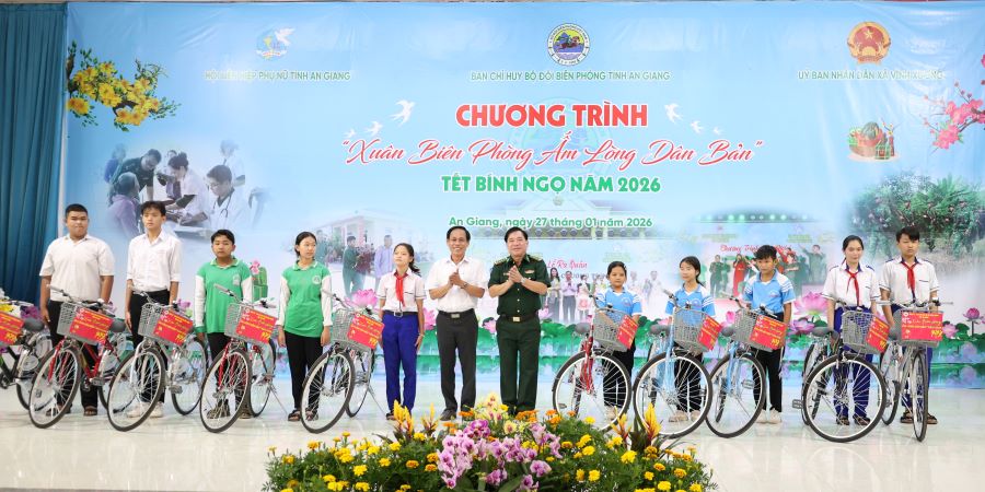 Đại t&aacute; Nguyễn Văn Hiệp, Ph&oacute; Ch&iacute;nh ủy Bộ Chỉ huy Qu&acirc;n sự tỉnh, Ch&iacute;nh ủy Ban Chỉ huy Bộ đội Bi&ecirc;n ph&ograve;ng tỉnh An Giang v&agrave; l&atilde;nh đạo địa phương x&atilde; Vĩnh Xương tặng xe đạp cho c&aacute;c em học sinh trong chương tr&igrave;nh Xu&acirc;n Bi&ecirc;n ph&ograve;ng ấm l&ograve;ng d&acirc;n bản năm 2026.