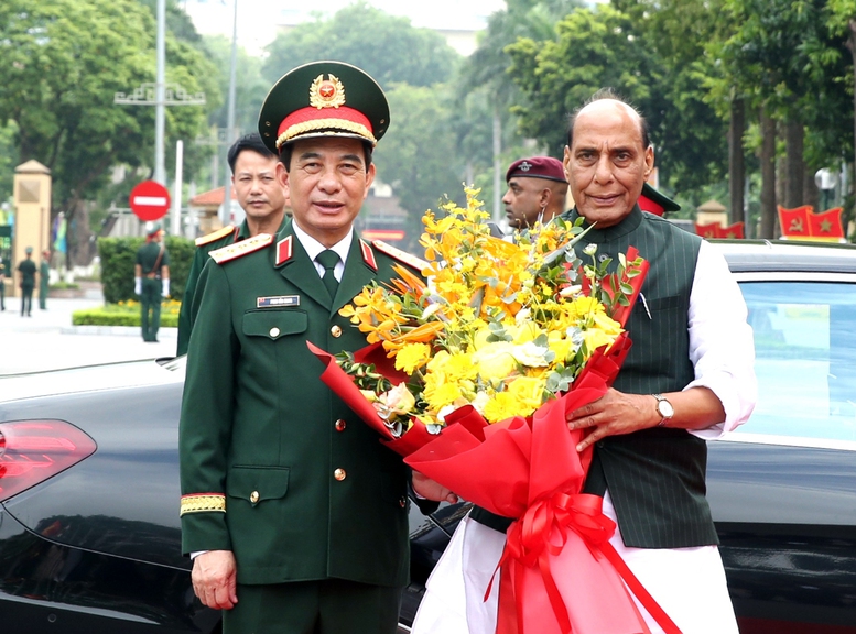 Đại tướng Phan Văn Giang, Uỷ vi&ecirc;n Bộ Ch&iacute;nh trị, Ph&oacute; Thủ tướng Ch&iacute;nh phủ, Bộ trưởng Bộ Quốc ph&ograve;ng v&agrave; Bộ trưởng Bộ Quốc ph&ograve;ng Ấn Độ Rajnath Singh tại lễ đ&oacute;n - Ảnh: VGP/Nguyễn Ho&agrave;ng