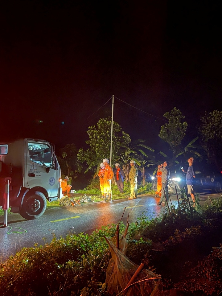 Công ty Điện lực Quảng Ninh khẩn trương khắc phục sự cố lưới điện do thiên tai gây ra