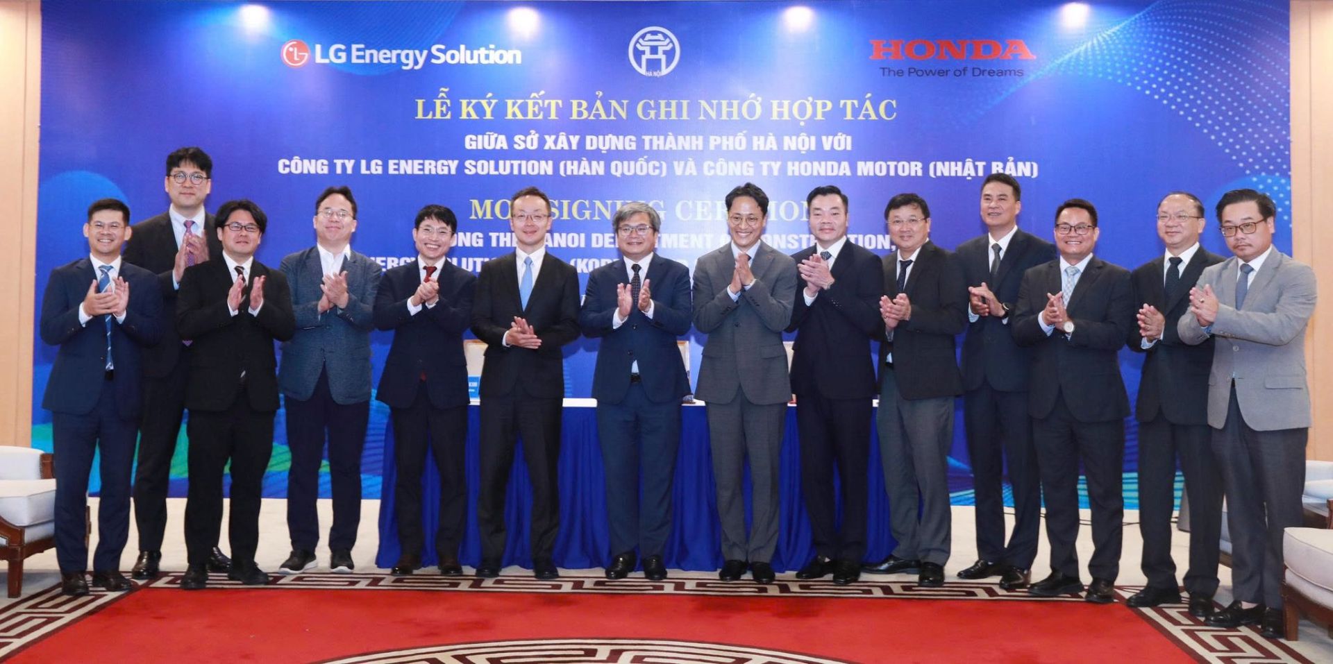 Lễ k&yacute; kết hợp t&aacute;c giữa H&agrave; Nội c&ugrave;ng c&aacute;c doanh nghiệp H&agrave;n Quốc, Nhật Bản được kỳ vọng mở ra hướng ph&aacute;t triển mới cho hạ tầng giao th&ocirc;ng xanh v&agrave; hệ sinh th&aacute;i xe m&aacute;y điện tại Thủ đ&ocirc;.