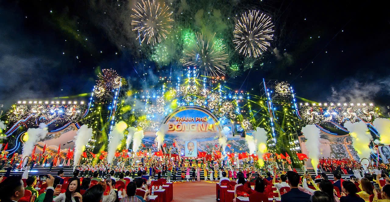 H&igrave;nh ảnh rực rỡ trong Lễ C&ocirc;ng bố th&agrave;nh lập Th&agrave;nh phố Đồng Nai diễn ra tại Aqua City tối ng&agrave;y 18/5