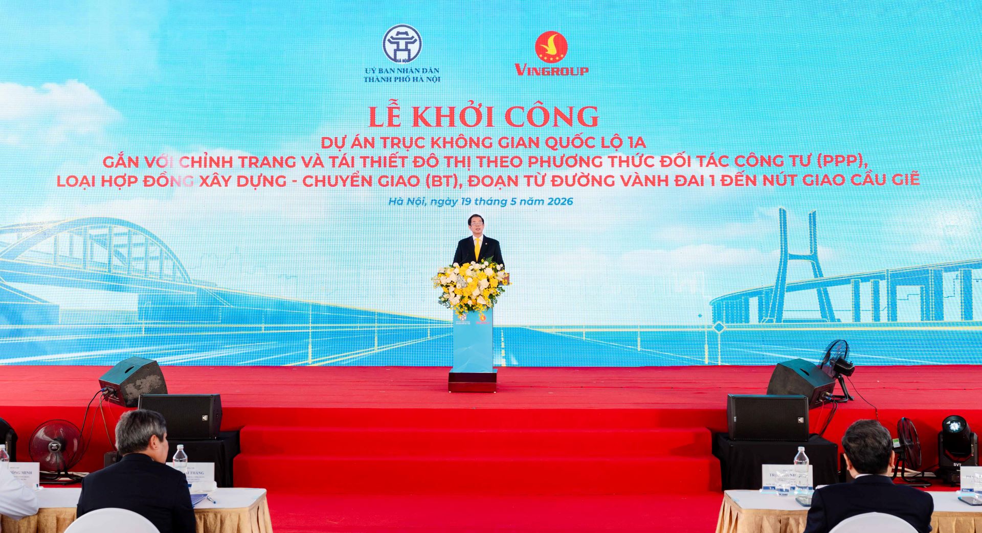 Ông Nguyễn Việt Quang – Phó Chủ tịch Hội đồng Quản trị kiêm Tổng giám đốc Tập đoàn Vingroup phát biểu báo cáo về dự án Ông Nguyễn Việt Quang – Phó Chủ tịch Hội đồng Quản trị kiêm Tổng giám đốc Tập đoàn Vingroup phát biểu báo cáo về dự án