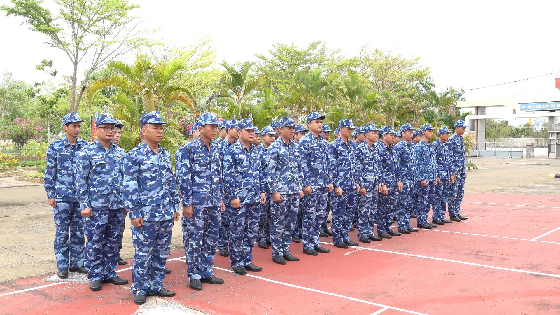 Đ&ocirc;ng đảo c&aacute;n bộ chiến sĩ tham gia hưởng ứng tết trồng c&acirc;y