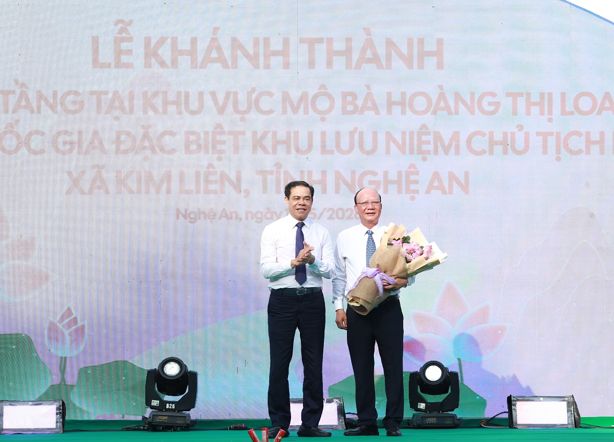 &Ocirc;ng V&otilde; Trọng Hải - Ph&oacute; B&iacute; thư Tỉnh ủy, Chủ tịch UBND tỉnh Nghệ An tặng hoa cảm ơn Tập đo&agrave;n T&T Group - đơn vị t&agrave;i trợ kinh ph&iacute; x&acirc;y dựng C&ocirc;ng tr&igrave;nh Th&aacute;c 9 tầng