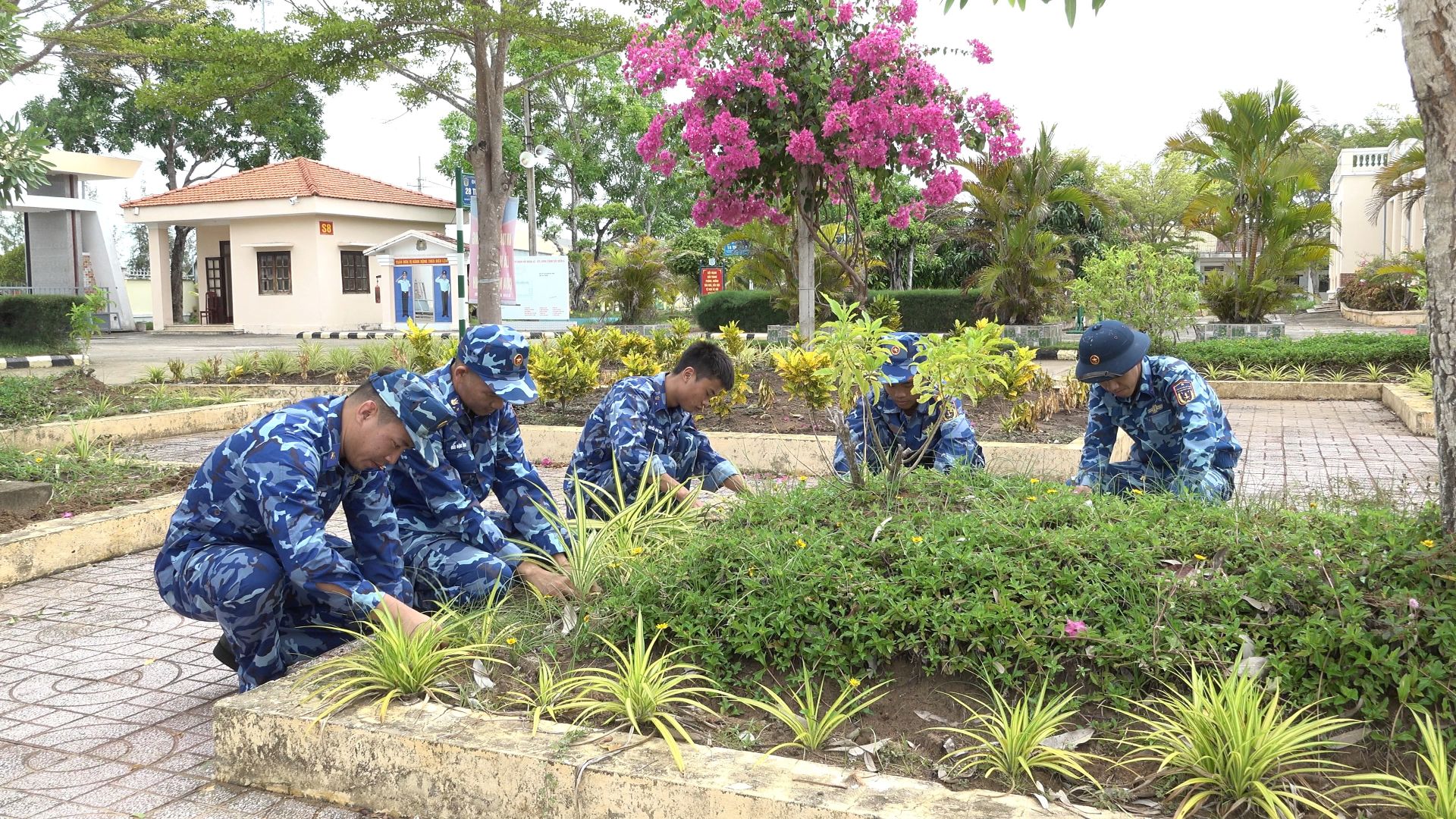 X&acirc;y dựng doanh trại xanh, sạch, đẹp
