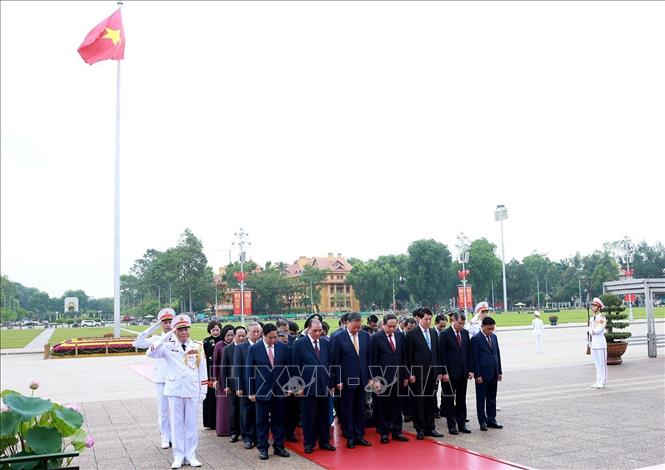 Đo&agrave;n đại biểu l&atilde;nh đạo, nguy&ecirc;n l&atilde;nh đạo Đảng, Nh&agrave; nước do Tổng B&iacute; thư, Chủ tịch nước T&ocirc; L&acirc;m dẫn đầu th&agrave;nh k&iacute;nh tưởng niệm Chủ tịch Hồ Ch&iacute; Minh. Ảnh: Tuấn Anh/TTXVN