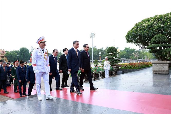 Đo&agrave;n đại biểu l&atilde;nh đạo, nguy&ecirc;n l&atilde;nh đạo Đảng, Nh&agrave; nước do Tổng B&iacute; thư, Chủ tịch nước T&ocirc; L&acirc;m dẫn đầu v&agrave;o Lăng viếng Chủ tịch Hồ Ch&iacute; Minh. Ảnh: Tuấn Anh/TTXVN