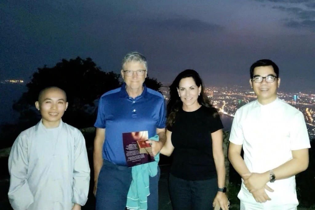 Tỷ phú Mỹ Bill Gates, bạn gái chụp ảnh cùng nghệ nhân trà Việt Hoàng Anh Sướng (phải) và sư cô sau buổi thưởng trà hồi tháng 3/2024. Ảnh: Hoàng Anh Sướng. Tỷ phú Mỹ Bill Gates, bạn gái chụp ảnh cùng nghệ nhân trà Việt Hoàng Anh Sướng (phải) và sư cô sau buổi thưởng trà hồi tháng 3/2024. Ảnh: Hoàng Anh Sướng.