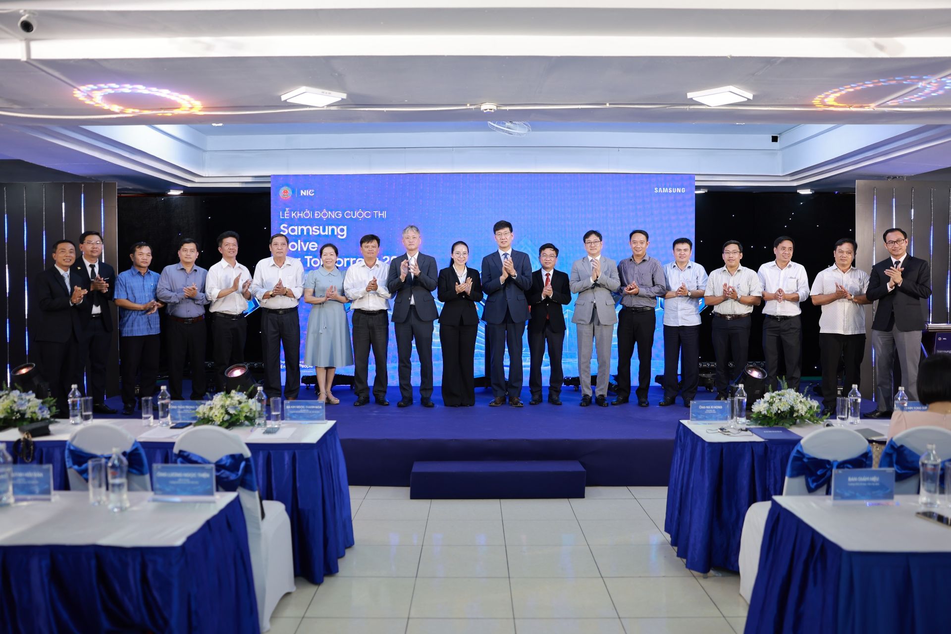 Đại biểu chụp ảnh c&ugrave;ng chương tr&igrave;nh