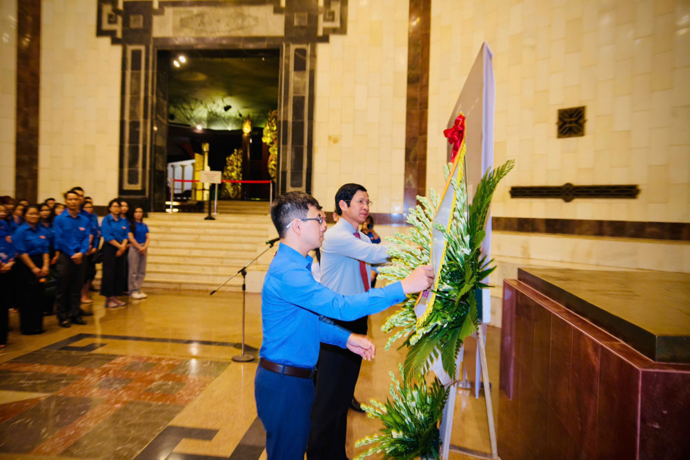 Các đại biểu và đoàn viên, thanh niên tham gia dâng hương, dâng hoa tưởng niệm Chủ tịch Hồ Chí Minh. Các đại biểu và đoàn viên, thanh niên tham gia dâng hương, dâng hoa tưởng niệm Chủ tịch Hồ Chí Minh.